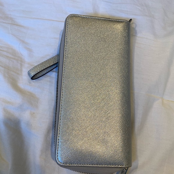 Shiny Micheal Kors clutch - Picture 3 of 5